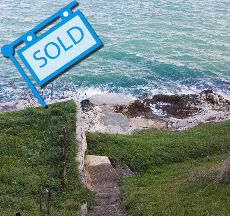 Unique opportunity! Exclusive building plot 1st row to the sea, with own beach!