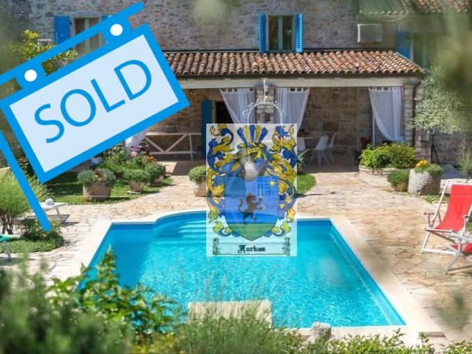 New offer! A rare stone villa with a swimming pool and a spacious garden is for sale, Poreč