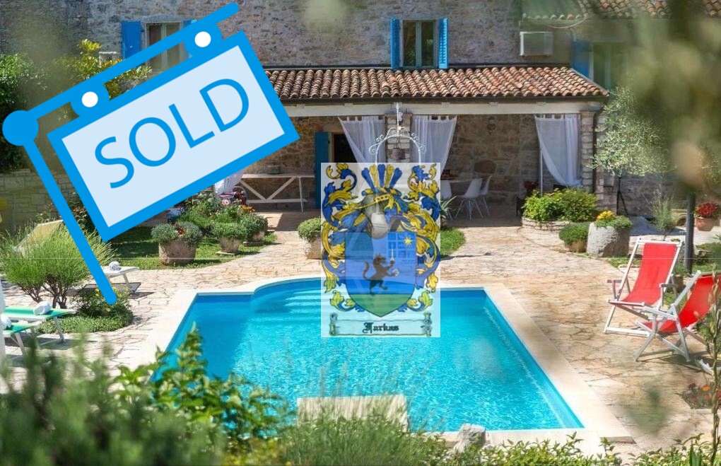 New offer! A rare stone villa with a swimming pool and a spacious garden is for sale, Poreč