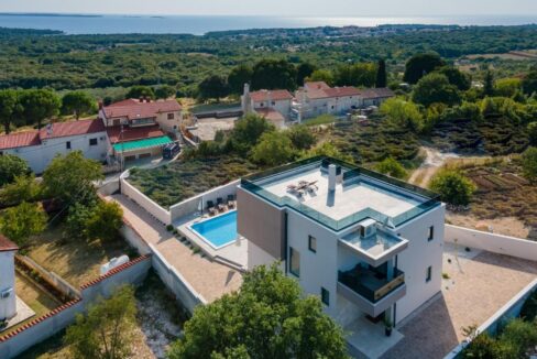 Neue moderne villa mit pool zu verkaufen neben Rovinj, Farkaš immobilienagentur Umag
