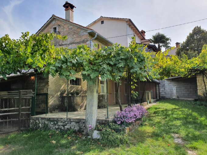 New offer! Luxury real estate Farkaš is selling an Istrian stone house with a 15,000 m2 garden