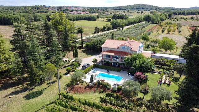 Estate with 22.000 m2 of land near Poreč for sale