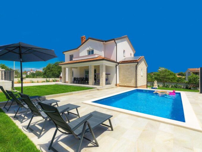A beautiful villa with a swimming pool for sale 400 m from the center of Poreč