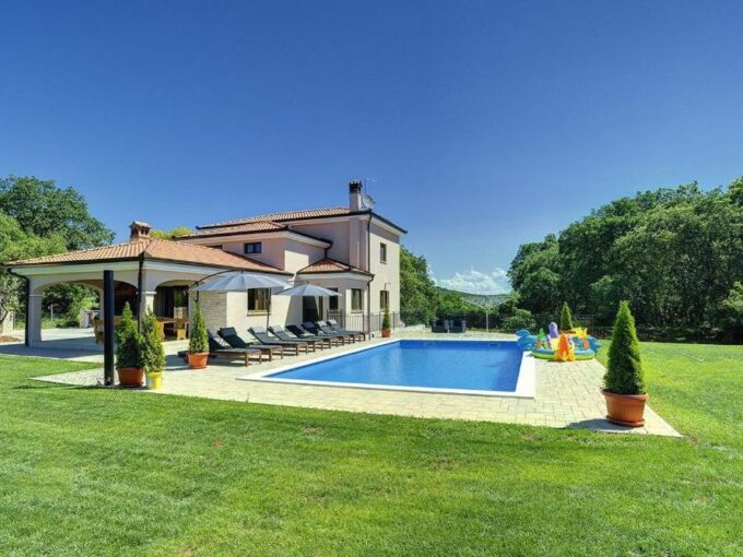 Villa for sale with pool and beautiful large garden, Rovinj surroundings