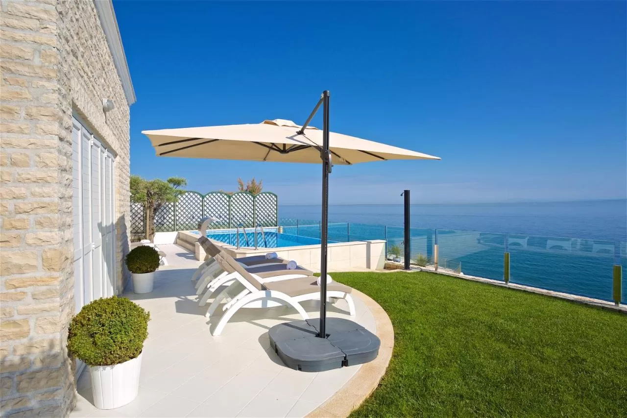Top 1 Luxusvilla direkt am Strand zum Verkauf in der Nähe von Umag von Luxury Real Estate Farkaš